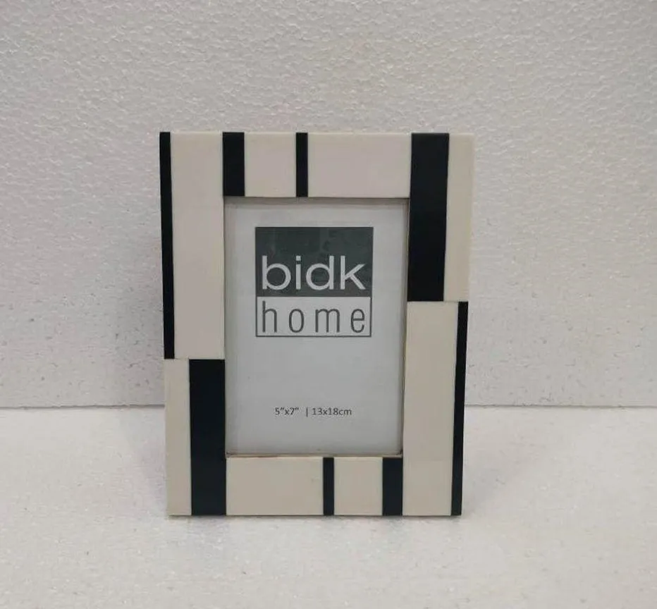 BLACK AND WHITE 5X7 RESIN FRAME