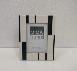 BLACK AND WHITE 5X7 RESIN FRAME