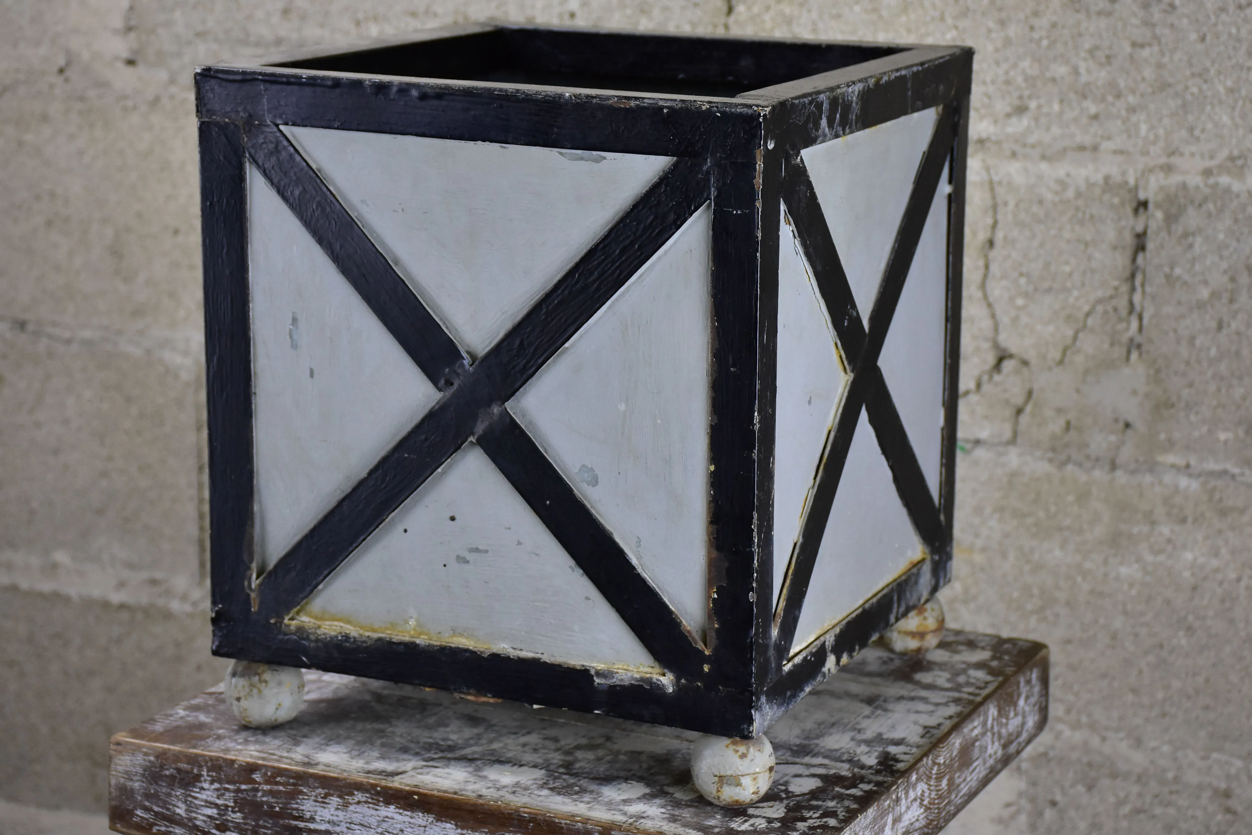 French pot stand - black and silver zinc